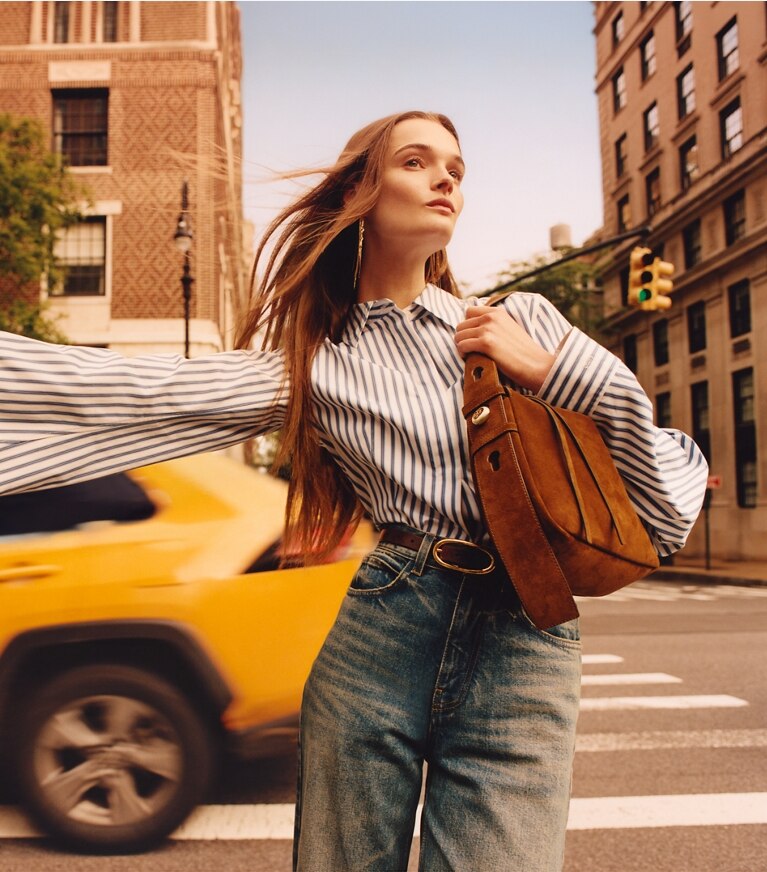 Tory Burch diseñador bolsos de hombro Bolso de hombro de gamuza Romy en Caramel campaña
