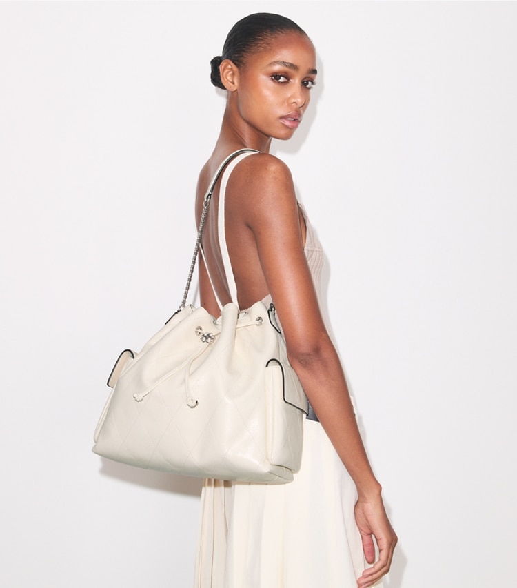 Tory Burch diseñador bolsos de hombro Bolso de hombro grande acolchado con cordón ajustable Charlie en Light Cream accesorio en modelo