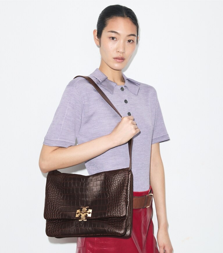 Tory Burch diseñador bolsos de hombro Bolso de hombro grande Charlie Runway con relieve de cocodrilo en Dark Brown accesorio en modelo
