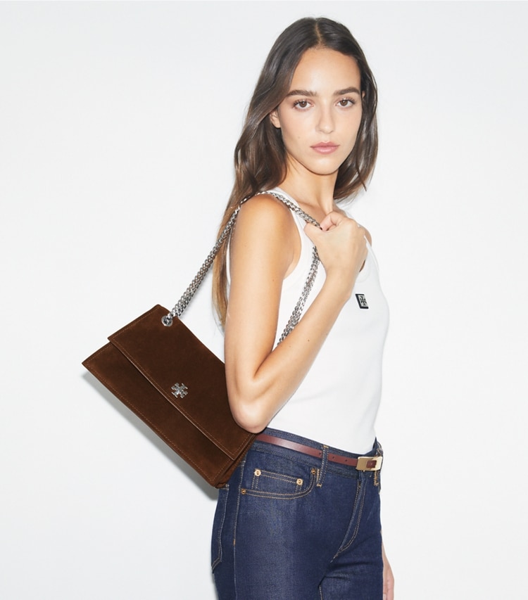 Tory Burch diseñador bolsos de hombro Bolso de hombro Kira con broche giratorio de ante con cierre de giro en Dark Cocoa accesorio en el modelo