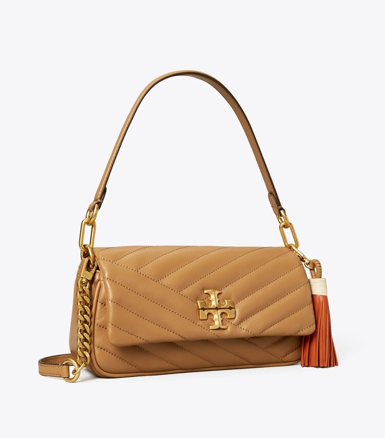 Tory Burch diseñador bolsos de hombro Bolso de hombro Kira de chevrón con solapa pequeña y borlas en Dusty Almond ángulo