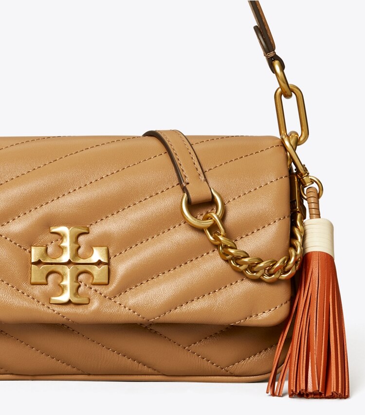 Tory Burch diseñador bolsos de hombro Bolso de hombro Kira de chevrón con solapa pequeña y borlas en Dusty Almond detalle