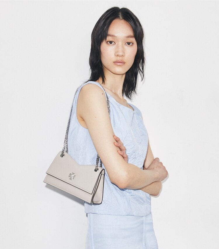 Tory Burch diseñador bolsos de hombro Bolso de hombro Mini Kira con broche giratorio en Dove Gray accesorio en modelo