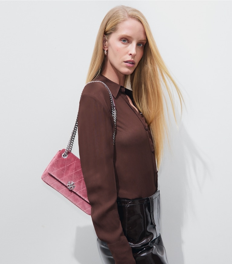 Tory Burch diseñador bolsos de hombro Bolso de hombro pequeño acolchado de terciopelo en pavé Charlie en Dusty Pink accesorio en modelo
