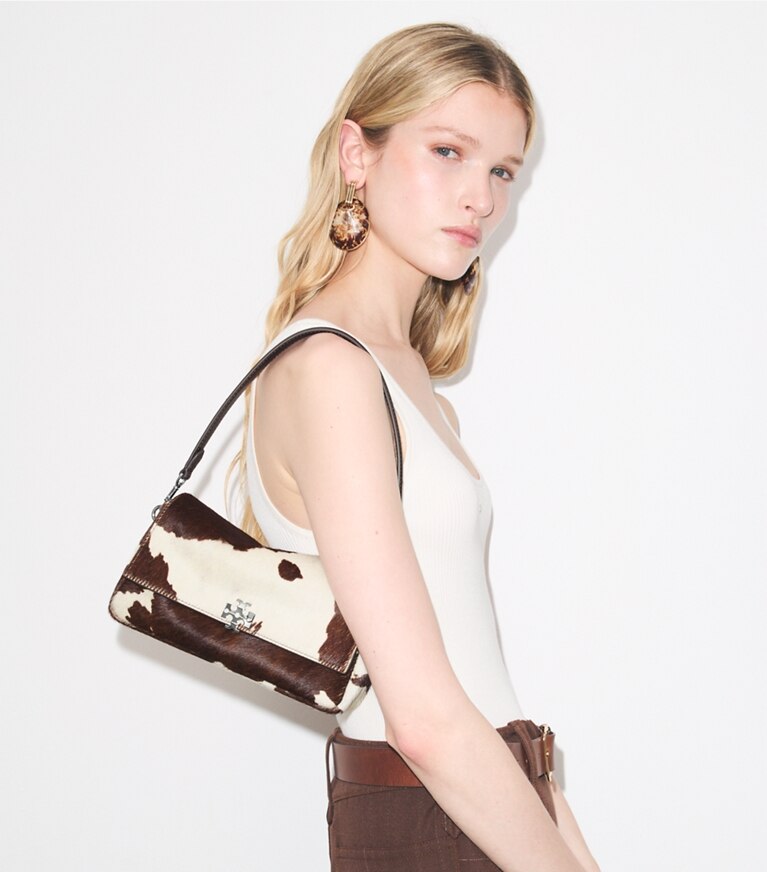 Tory Burch diseñador bolsos de hombro Bolso de hombro pequeño Charlie de pelo de ternera en Mocha Brown / Shea Butter accesorio en modelo