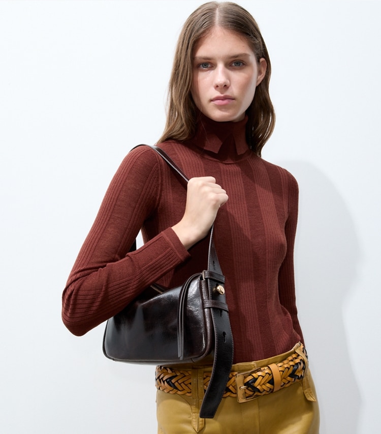 Tory Burch diseñador bolsos de hombro Bolso de hombro pequeño con efecto desgastado Romy en Dark Brown accesorio en modelo