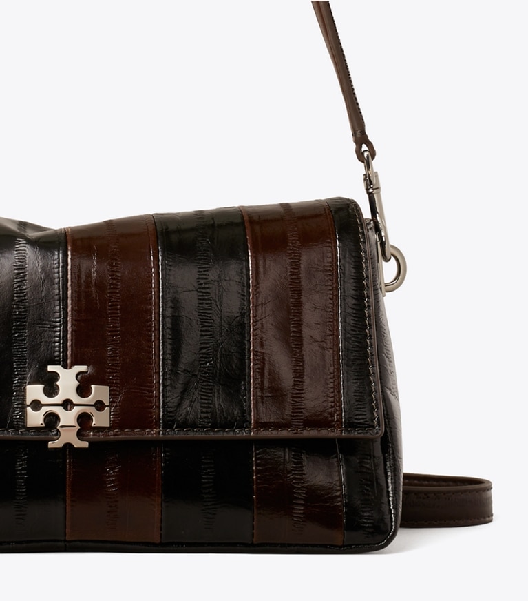 Tory Burch diseñador bolsos de hombro Bolso de hombro pequeño con grabado en relieve de anguila Charlie en Dark Brown Multi detalle