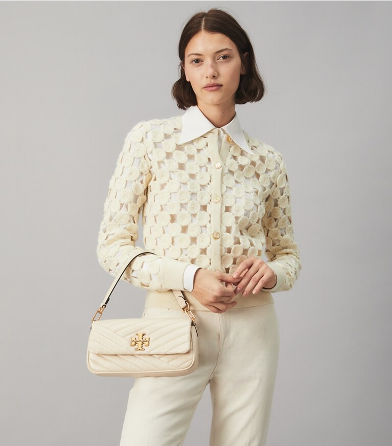 Tory Burch diseñador bolsos de hombro Bolso de hombro pequeño con solapa Kira Chevron en New Cream accesorio en modelo