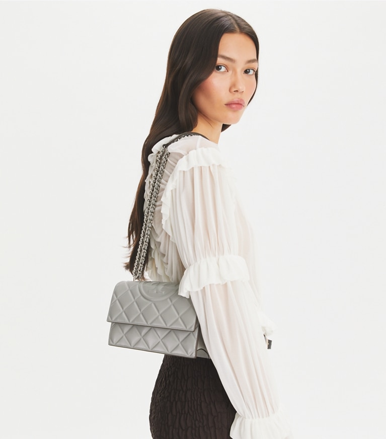 Tory Burch diseñador bolsos de hombro Bolso de hombro pequeño Fleming en Gray accesorio en modelo