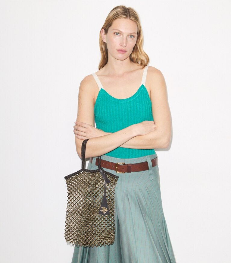 Tory Burch diseñador bolsos tote Bolso de mano pequeño de malla con cadena tejido a mano en Dark Brown / GOLD accesorio en modelo