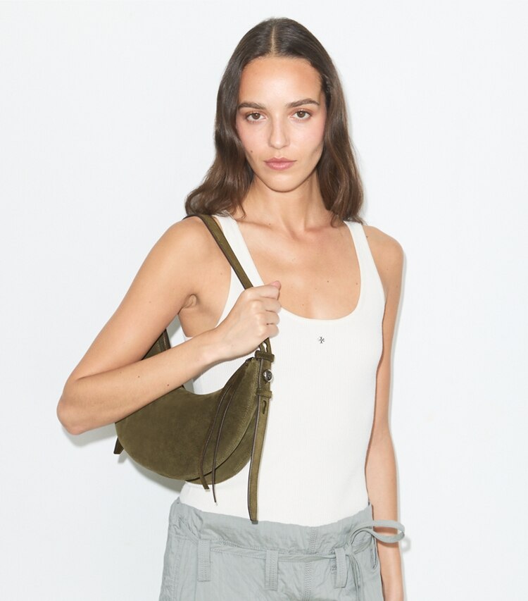 Tory Burch diseñador bolsos de hombro Bolso en media luna de gamuza Romy en Dark Olive accesorio en modelo