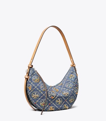 Tory Burch diseñador bolsos de hombro Bolso en media luna Romy, confeccionado en mezclilla con adornos y monograma en forma de T en Deep Royal ángulo