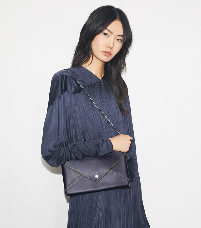 Tory Burch diseñador carteras de mano Bolso estilo sobre de cuero liso con cadena en Midnight accesorio en modelo