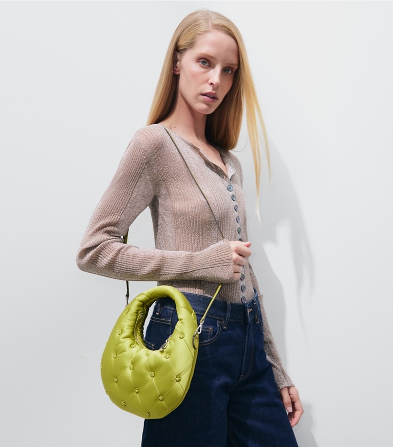 Tory Burch diseñador bolsos bandolera Bolso luna creciente de satén Bunny Knot en Vibrant Green adicional en modelo