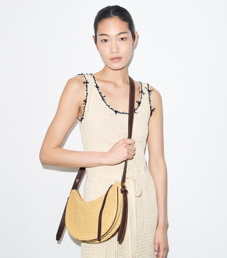 Tory Burch diseñador bolsos de hombro Bolso media luna tejido Romy en Natural accesorio en modelo