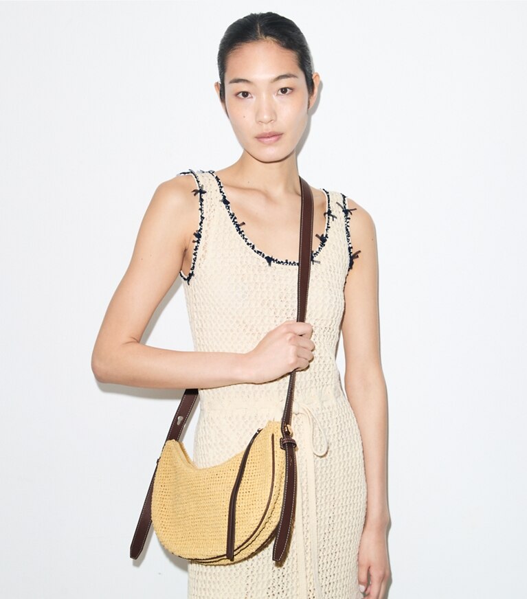 Tory Burch diseñador bolsos de hombro Bolso media luna tejido Romy en Natural accesorio en modelo