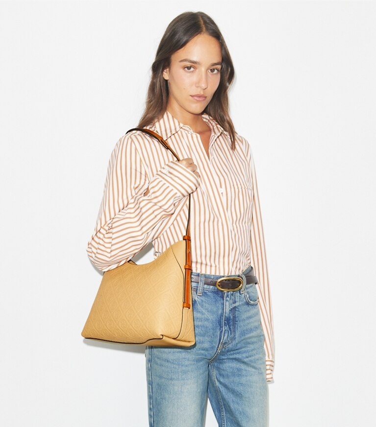 Tory Burch diseñador bolsos de hombro Bolso messenger con monograma de T Pebble en Biscotti accesorio en el modelo