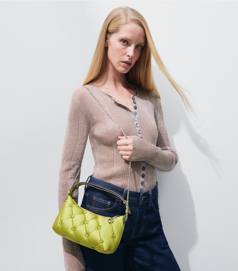 Tory Burch diseñador bolsos bandolera Bolso pochette Bunny Knot de satén en Vibrant Green accesorio en modelo