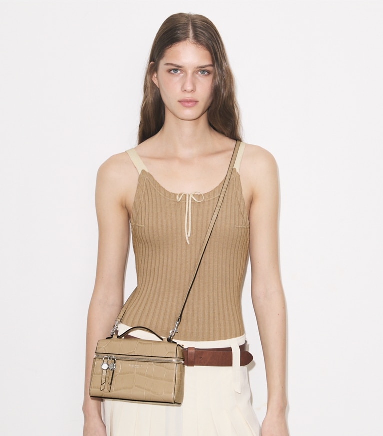 Tory Burch diseñador bolsos bandolera Bolso Romy Slim con asa superior con grabado efecto cocodrilo en Light Hickory accesorio en el modelo