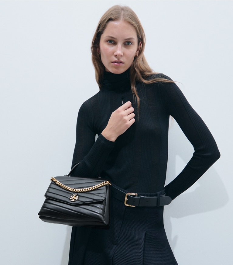 Tory Burch diseñador bolsos satchel Bolso satchel Kira Chevron con asa superior en Black accesorio en modelo
