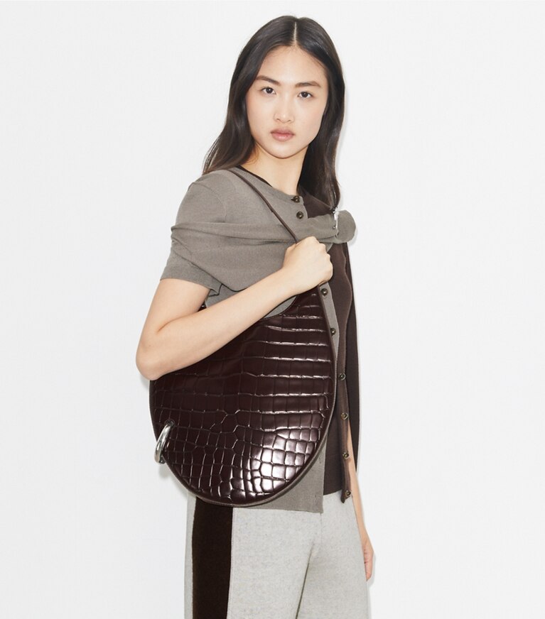 Tory Burch diseñador bolsos de hombro Bolso suave con piel grabada en relieve con efecto de cocodrilo Pierced en Dark Cocoa accesorio en modelo