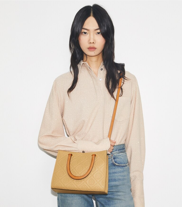 Tory Burch diseñador bolsos tote Bolso tote con asa superior con monograma de T de piel granulada en Biscotti adicional en el modelo
