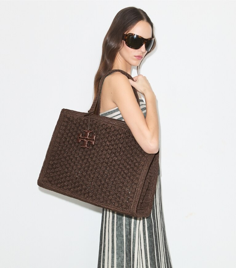Tory Burch diseñador bolsos tote Bolso Tote grande Ella tejido a mano a crochet con punto palomitas en Dark Cocoa accesorio en modelo