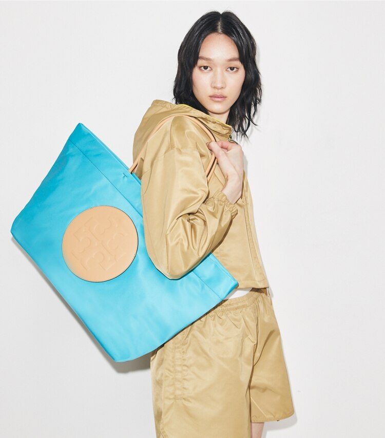 Tory Burch diseñador bolsos tote Bolso Tote reversible Ella Twist en Soft Turquoise accesorio en modelo