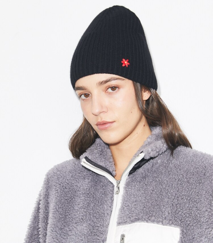 Tory Burch designer chapeaux Bonnet en cachemire in Gray accessory on model