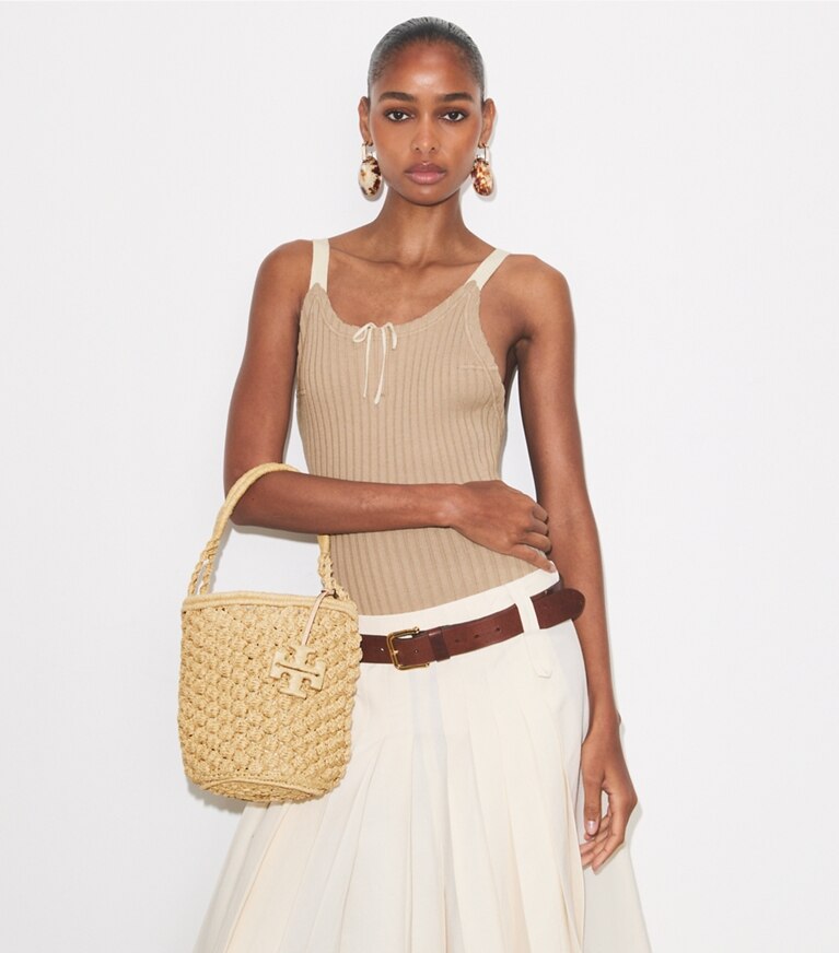 Tory Burch designer borse a tracolla Borsa a secchiello Ella Popcorn lavorata a mano all’uncinetto in Natural accessory on model