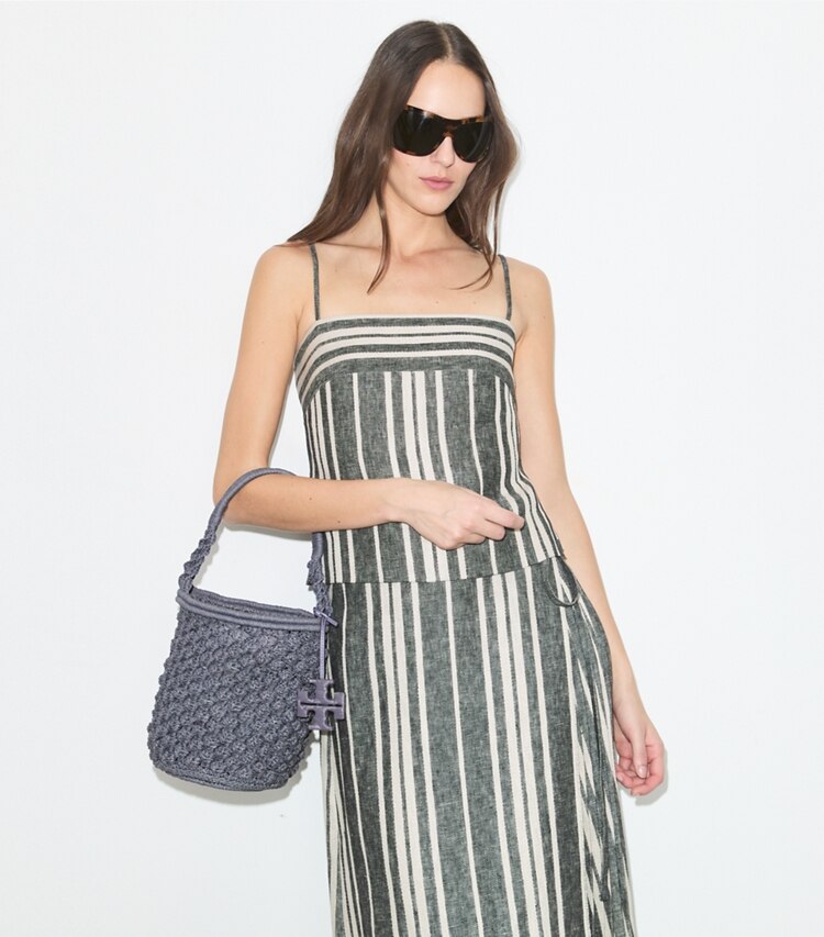 Tory Burch designer borse a tracolla Borsa a secchiello Ella Popcorn lavorata a mano all’uncinetto in Gray accessory on model