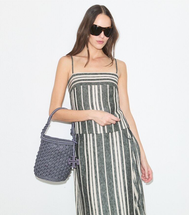Tory Burch designer borse a tracolla Borsa a secchiello Ella Popcorn lavorata a mano all’uncinetto in Gray accessory on model