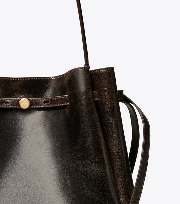Tory Burch designer borse a tracolla Borsa a secchiello grande Romy effetto vissuto in Dark Brown dettaglio