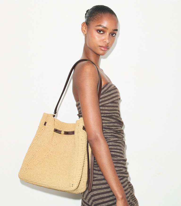 Tory Burch designer borse a tracolla Borsa a secchiello grande Romy in paglia in Natural accessory on model