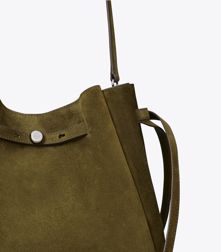 Tory Burch designer borse a tracolla Borsa a secchiello grande Romy in suede in Dark Olive dettaglio