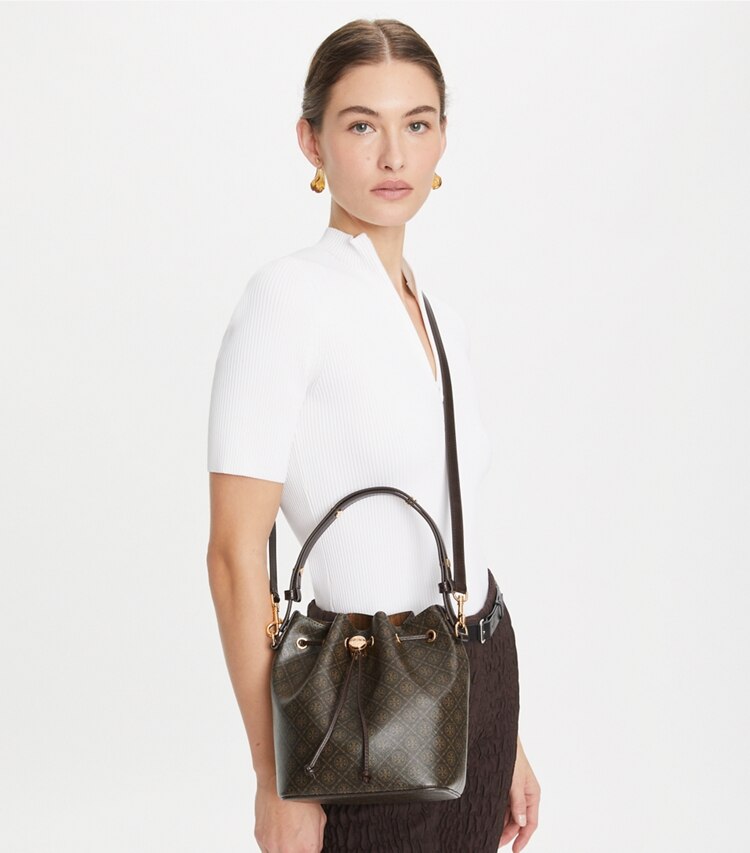 Tory Burch designer borse a spalla Borsa a secchiello in tela rivestita T Monogram in French Press accessory on model
