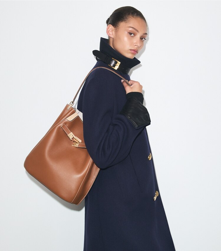 Tory Burch designer borse a tracolla Borsa a secchiello Lee Radziwill in Aged Tan accessory on model
