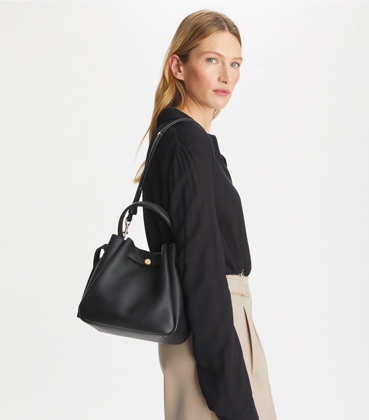 Tory Burch designer borse a spalla Borsa a secchiello Romy in Black accessory on model