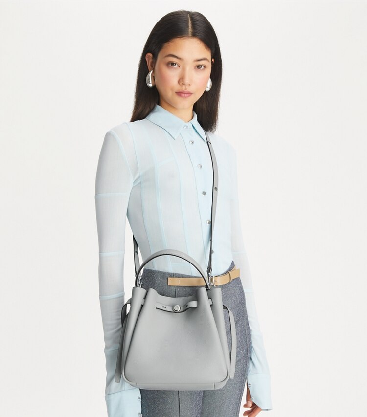 Tory Burch designer borse a spalla Borsa a secchiello Romy in Light Granite accessory on model