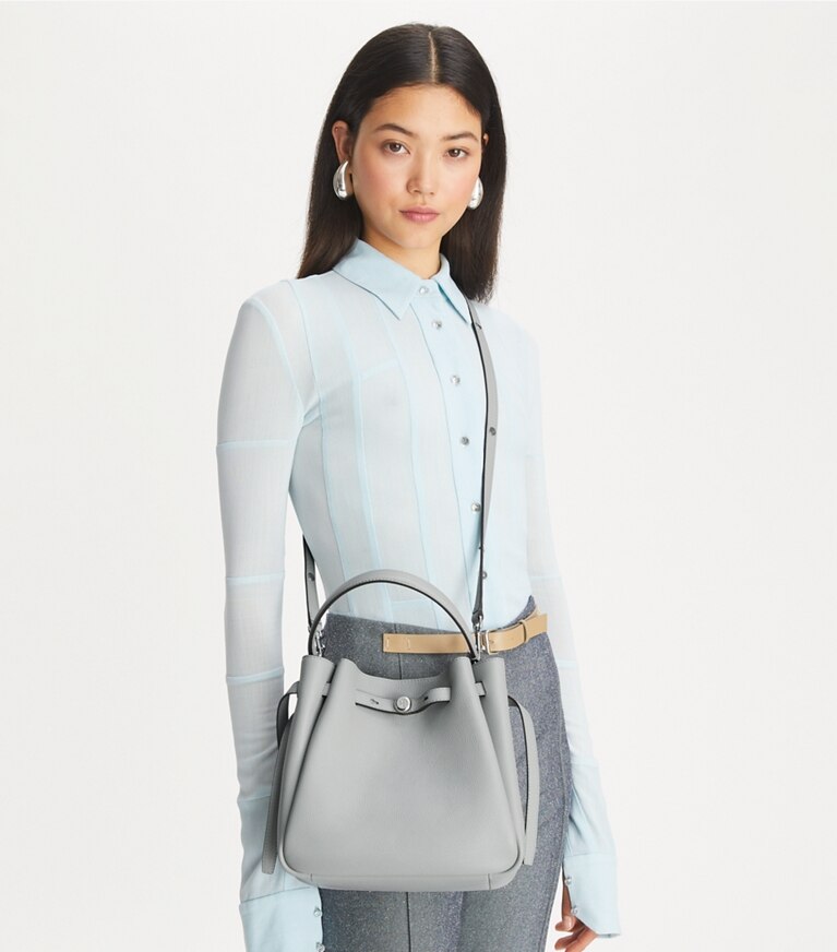 Tory Burch designer borse a spalla Borsa a secchiello Romy in Light Granite angle