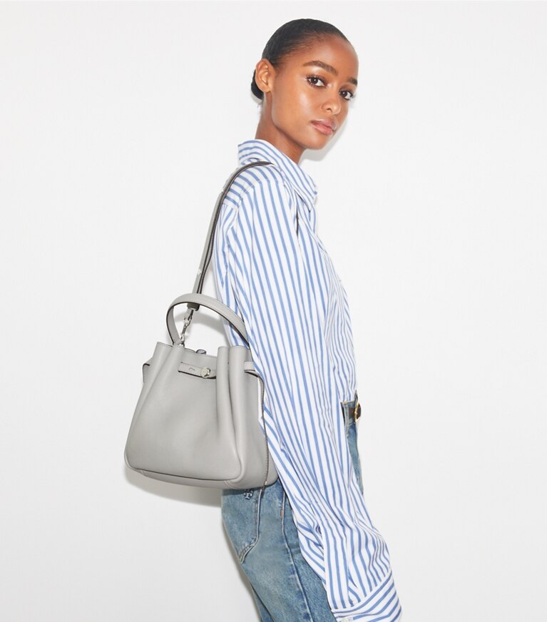 Tory Burch designer borse a spalla Borsa a secchiello Romy in Light Granite accessory on model