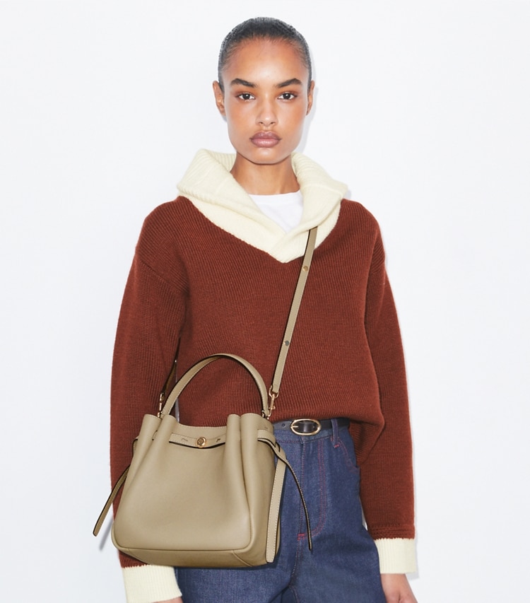 Tory Burch designer borse a spalla Borsa a secchiello Romy in Soft Cement accessory on model