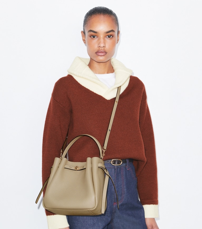 Tory Burch designer borse a spalla Borsa a secchiello Romy in Soft Cement accessory on model