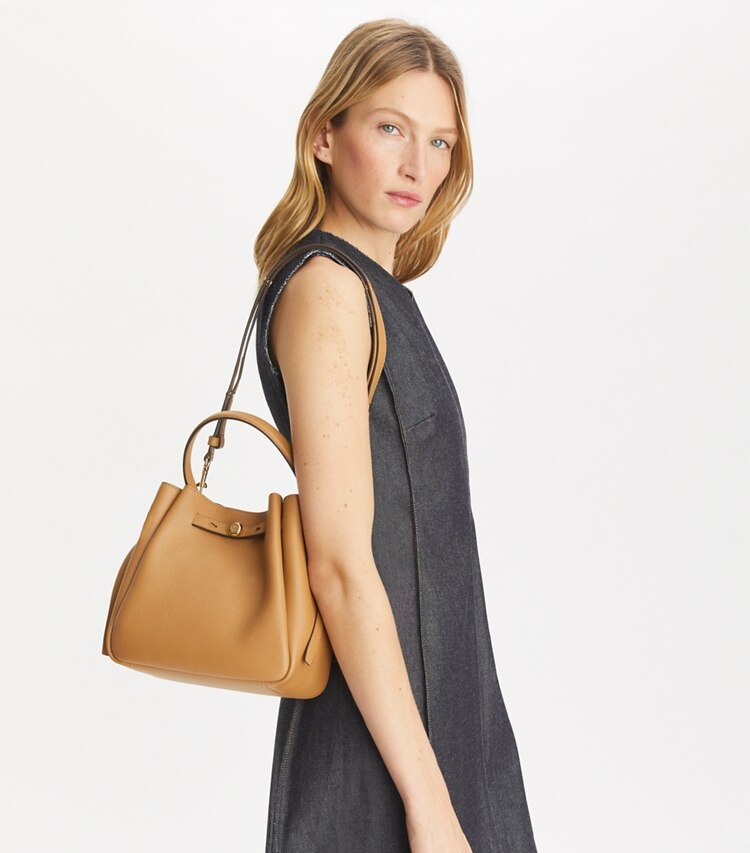 Tory Burch designer borse a spalla Borsa a secchiello Romy in Tiramisu accessory on model