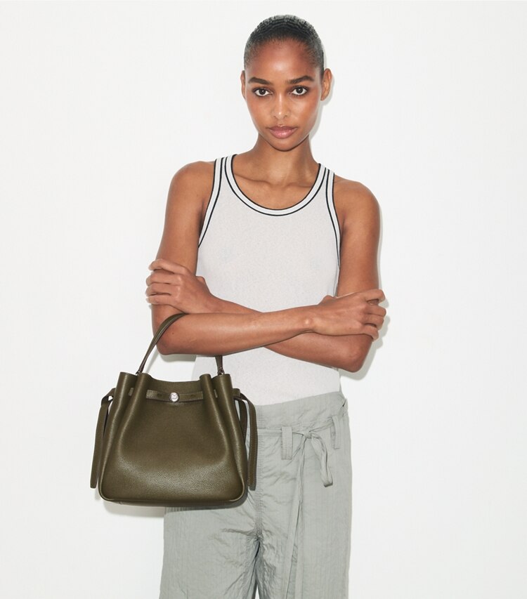 Tory Burch designer borse a spalla Borsa a secchiello Romy in Leccio accessory on model