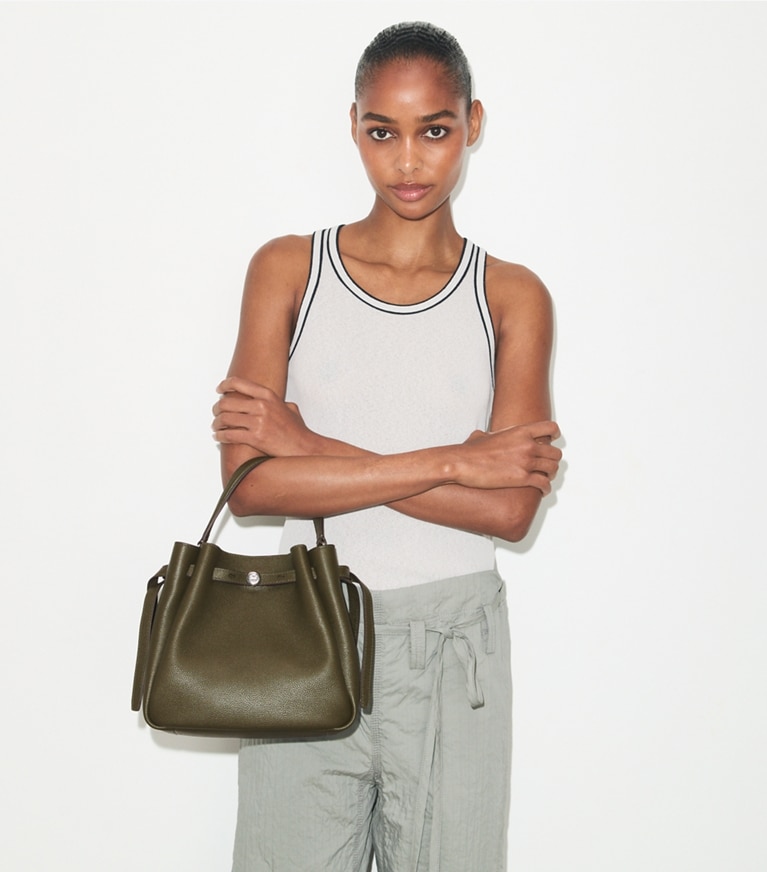 Tory Burch designer borse a spalla Borsa a secchiello Romy in Leccio accessory on model