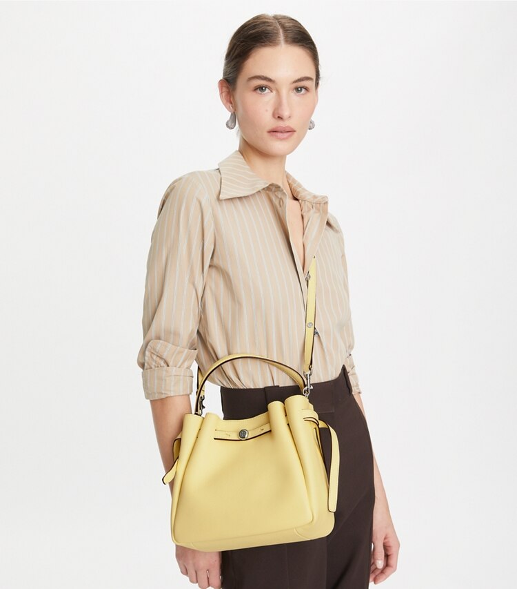 Tory Burch designer borse a spalla Borsa a secchiello Romy in Lemon accessory on model