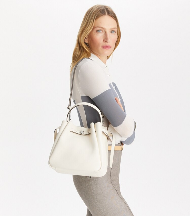 Tory Burch designer borse a spalla Borsa a secchiello Romy in Light Cream accessory on model