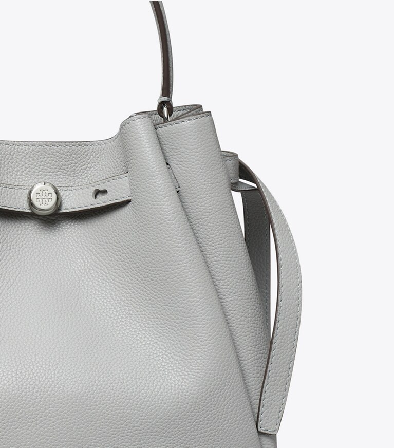 Tory Burch designer borse a spalla Borsa a secchiello Romy in Light Granite angle