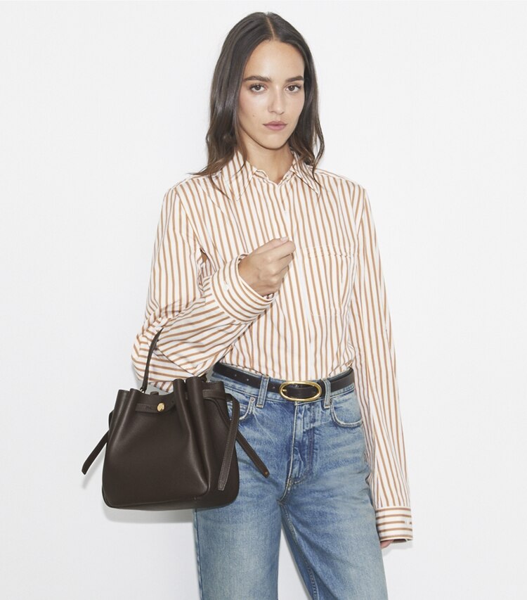 Tory Burch designer borse a spalla Borsa a secchiello Romy in suede in Dark Cocoa additional on model